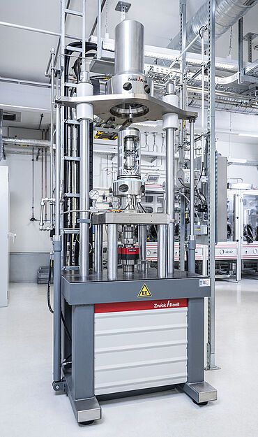 Máquina para ensaio em atmosferas de hidrogênio ou metano