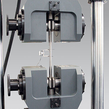 Fatigue test with clip-on extensometer