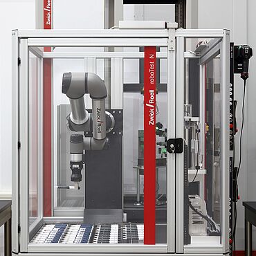 vollautomatisiertest Pen-Prüfsystem mit roboTest N für die automatisierrte Pen-Prüfung nach ISO 11608-1 inkl. Dosiergenauigkeit