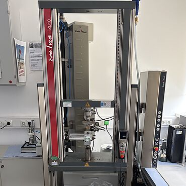 Gesamtansicht Materialprüfmaschine Z010 für Haftungsprüfungen Thermoplastischer Elastomere
