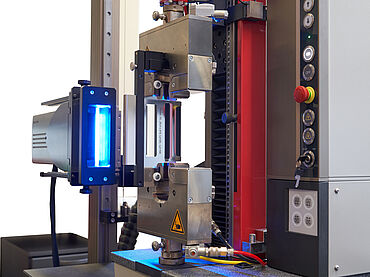 Detalle de un ensayo de tracción en una lámina de batería extremadamente delgada en el marco de un ensayo de baterías de iones de litio conforme a ASTM E345 y DIN 50154: ensayo en lámina de aluminio