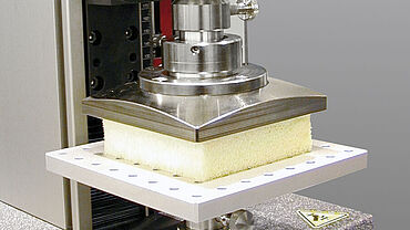 ISO 3386 Stauchhärte: Prüfaufbau Druckplatten mit Weichshaum-Probekörper
