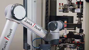 ZwickRoell Lösung für die Medizin-Branche: Automatisches Prüfsystem roboTest N
