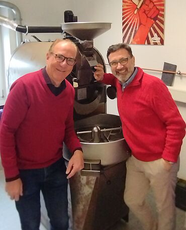 Dr. Hans G. Severin und Prof. Dr. Ing. Bernd Lindemann devant l'un des torréfacteurs d'essai de l'institut.