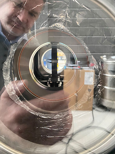 Beeld van het ingeklemde sample tijdens een cryogene trektest