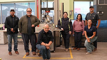 Team von Outokumpu und ZwickRoell bei der automatisierten Materialprüfung