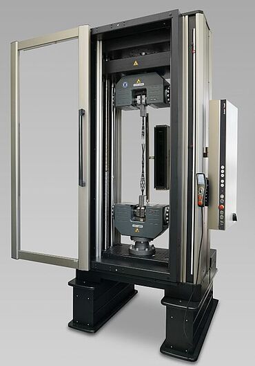 Testing machine for tensile tests on steel strands to ISO 15630-3