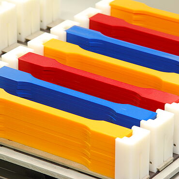 熱可塑性および熱硬化性モールディング材料向け試験片マガジン