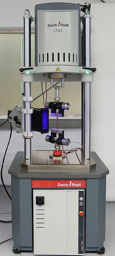 Essai de batterie: Essais de fatigue sur films de batterie en aluminium et en cuivre avec machine d’essai LTM et extensomètre vidéo Dynamic