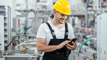 Arbeiter mit Härte App in der Hand