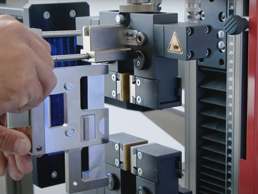 Specimen insertion aid for thin battery foil - specimen alignment