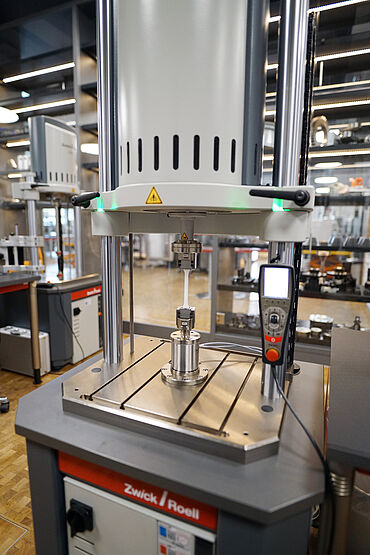 Versatile LTM 3kN Maschine für Ikea