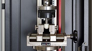 ISO 7206-13 beschrijft een testmethode voor de bepaling van de weerstand tegen torsie tussen de femurkop en de nek of stam.