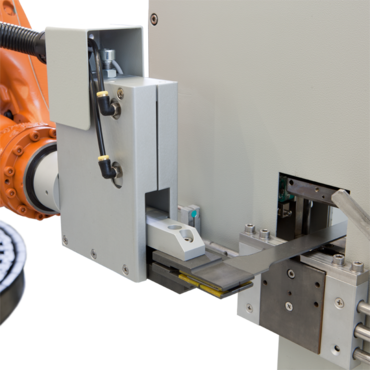 Роботизированная система 'roboTest R' гарантирует надежную транспортировку металлического образца к сканеру штрих-кодов, прибору для измерения поперечного сечения и испытательной машине.