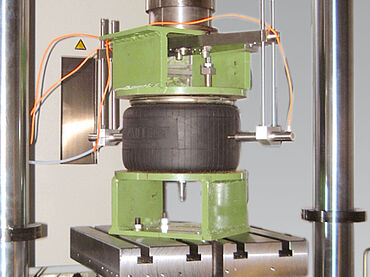 Servohydraulic testing machine: cyclic test on springs under temperature – detailed image