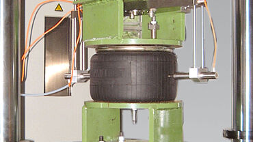 Servohydraulic testing machine: cyclic test on springs under temperature – detailed image