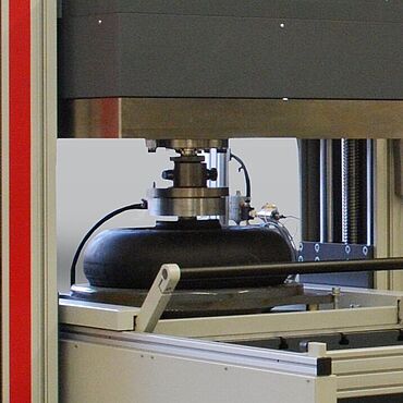 Spring testing machine: Comfortable insertion of pneumatic springs in the test area