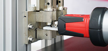 Entnahme der DMA-Probe aus dem Magazin