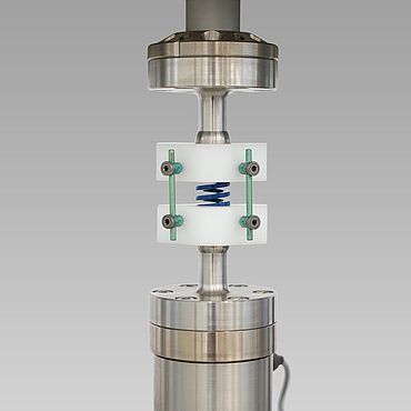 Dispositif d'essai compression/flexion pour les systèmes d’implants rachidiens conformément à ISO 12189