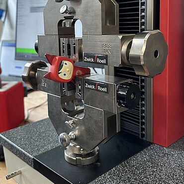 Detailaufnahme Zugprüfung einer Tonies Figur