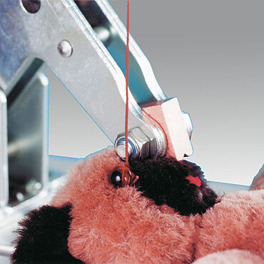 EN 71 Tensile test on teddy bear eye