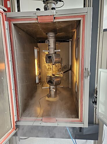 Temperierkammer für Zugversuche an Metallen bei tiefen Temperaturen von −80 °C bis +250 °C