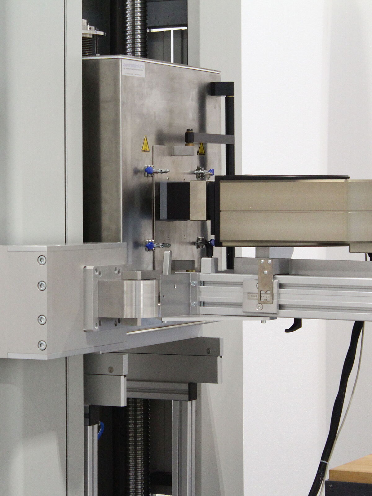 Kundenspezifische Prüflösung für Keilspaltversuche bis 1.500 °C an der ...