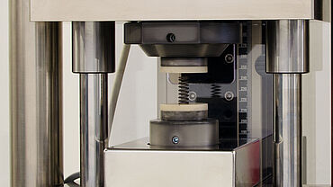 Máquina de ensayos de muelles - detalle del dispositivo de compresión