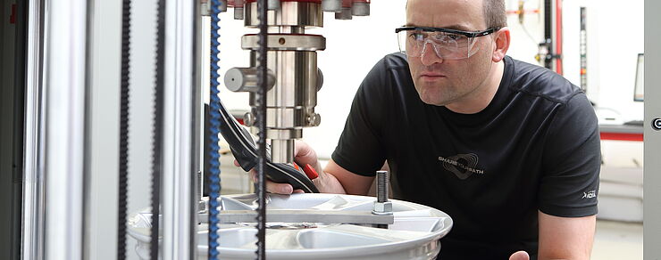 Testing of wheels, rims, and tires | ZwickRoell