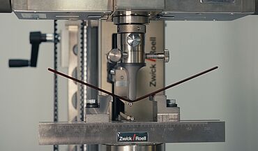 3-Punkt Biegeversuch mit Extensometer an einem Hairpin für E-Motoren zur Bestimmung des Biegemoduls und zur Überprüfung der Rückfederung des isolierten Kupferdrahtes