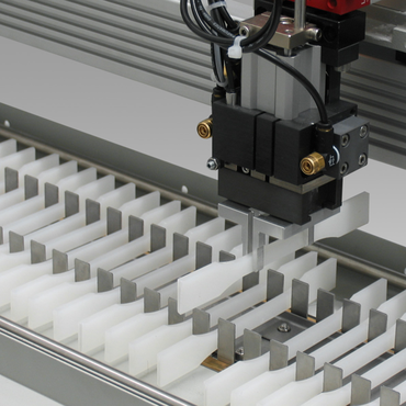The roboTest L robotic testing system removes the specimen from the magazine.