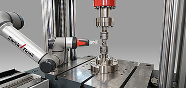 Automatisierte Zuführung einer Bruchmechanik-Probe in die Prüfmaschine