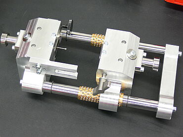 Probenhalter für Mikroproben 2,5 kN inkl. Einlegehilfe geeignet für Minizugversuche nach ISO 6892-5 oder ASTM E8 Annex A1