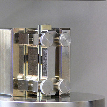 End loading compression test with specimen and anti-buckling support for compressive strength measurement ASTM D695: End loading compression test with specimen and anti-buckling support for compressive strength measurement