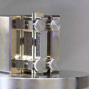 ASTM D695: End Loading Compression, испытание с образцом и шарнирной опорой для измерения прочности при сжатии
