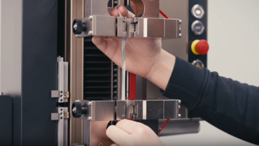 ASTM D882 trektest op dunne kunststof film: detailaanzicht van kunststof folie en persluchtklemmen