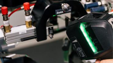 Poka-yoke Barcode-Scanner liest die injektorspezifischen Wechselteile ein und stellt damit sicher, dass die Prüfung erst nach richtiger Montage beginnt.