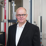 Director industrial Helmut Fahrenholz - Experto en plásticos - Máquinas de ensayos para la determinación del coeficiente de fricción (COF tester)