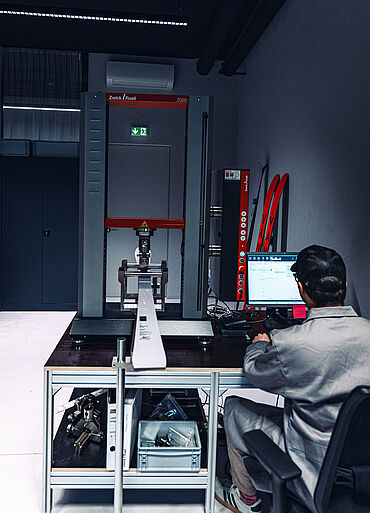 ProLine Z020 ZwickRoell-Prüfmaschine, VAN DEER-Red Bull Sports