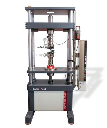 Krípový zkušební stroj ZwickRoell pro zkoušení kovových dutých vzorků naplněných stlačeným vodíkem