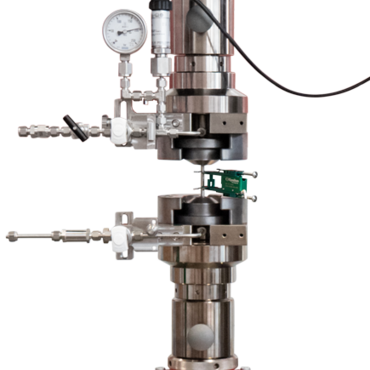 Ausschnitt aus einer Zeitstandprüfmaschine mit Wasserstoff gefüllter Hohlprobe bei 200 bar