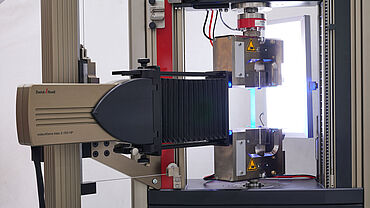 Prüfaufbau für den Metallfolien-Zugversuch nach ASTM E345 und DIN 50154 mit AllroundLine Prüfmaschine, videoXtens biax Extensometer und pneumatischen Probenhaltern