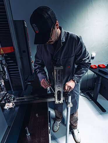 Detailaufnahme ProLine Z020 Zwickroell Prüfmaschine