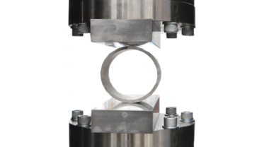 Dans l’essai d’aplatissement conformément à ISO 8492, une bague de tube est comprimée à l’aide de plateaux de compression.