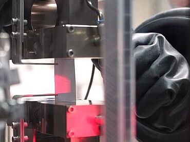 Batterieprüfung: Glove Box Innenansicht (Schutzkammer) für die sichere Prüfung von Lithium-Metall Folien auf Zugfestigkeit in einer inerten Umgebung