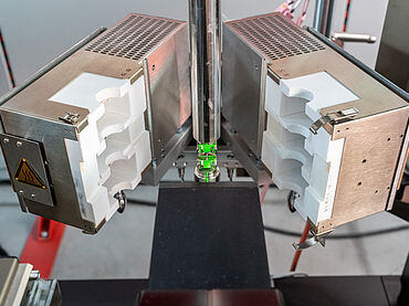 Ansicht von oben: Minizugversuch Metall im Hochtemperatur-Kurzofen bis 1.200°C mit laserXtens 1-32 HP/TZ