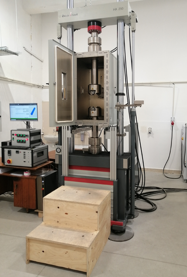 Dynamic Tests on Metals under temperature influences with a HA250 servo-hydraulic testing machine