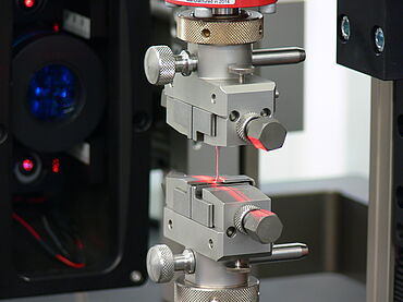 Detailaufnahme des Minizugversuchs nach ISO/TS 6892-5 mit Schraub-Probenhalter bis 2,5 kN für Miniatur-Proben