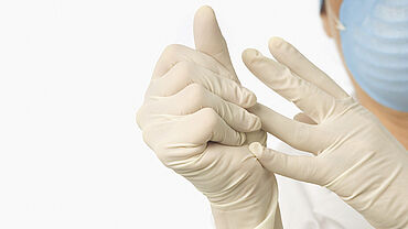 Prüfung von Gummihandschuhen nach ISO 37