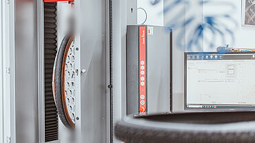 Material test on a Schwalbe tire in the ZwickRoell ProLine Z030 materials testing machine